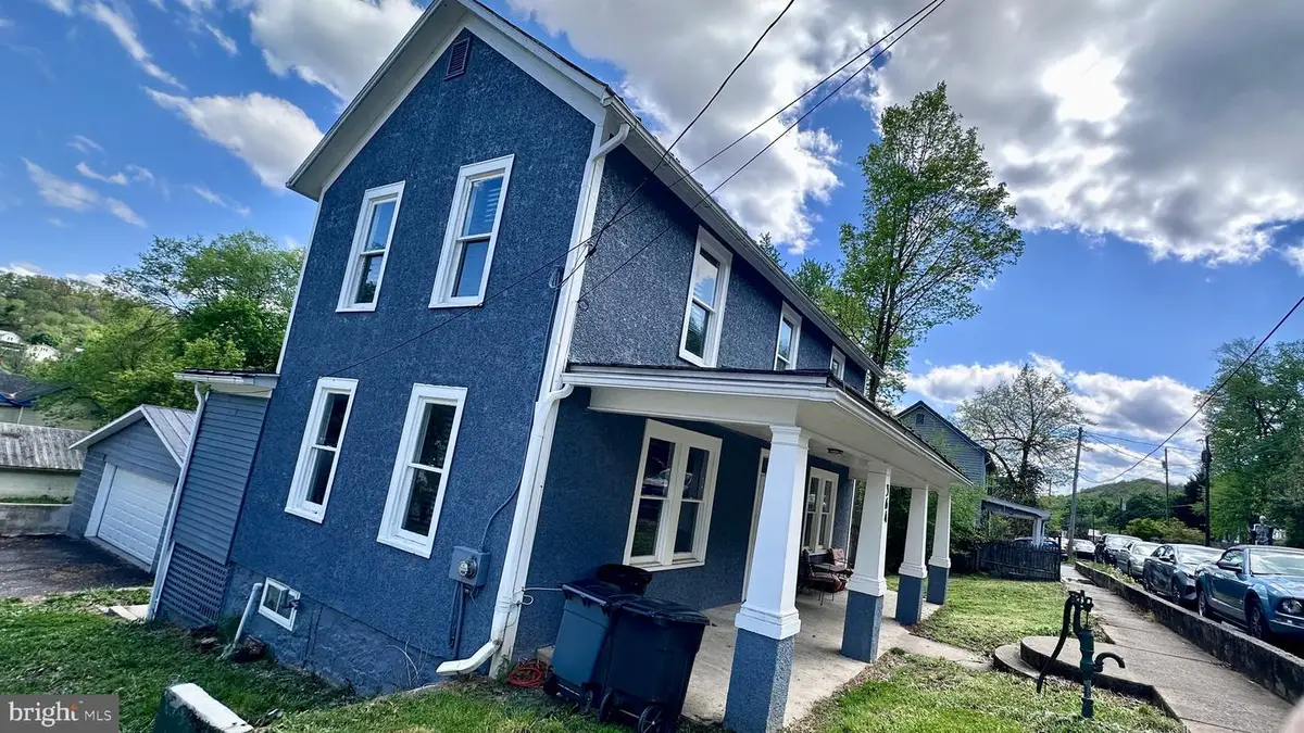 364 Wilkes St, Berkeley Springs, WV 25411 - #1