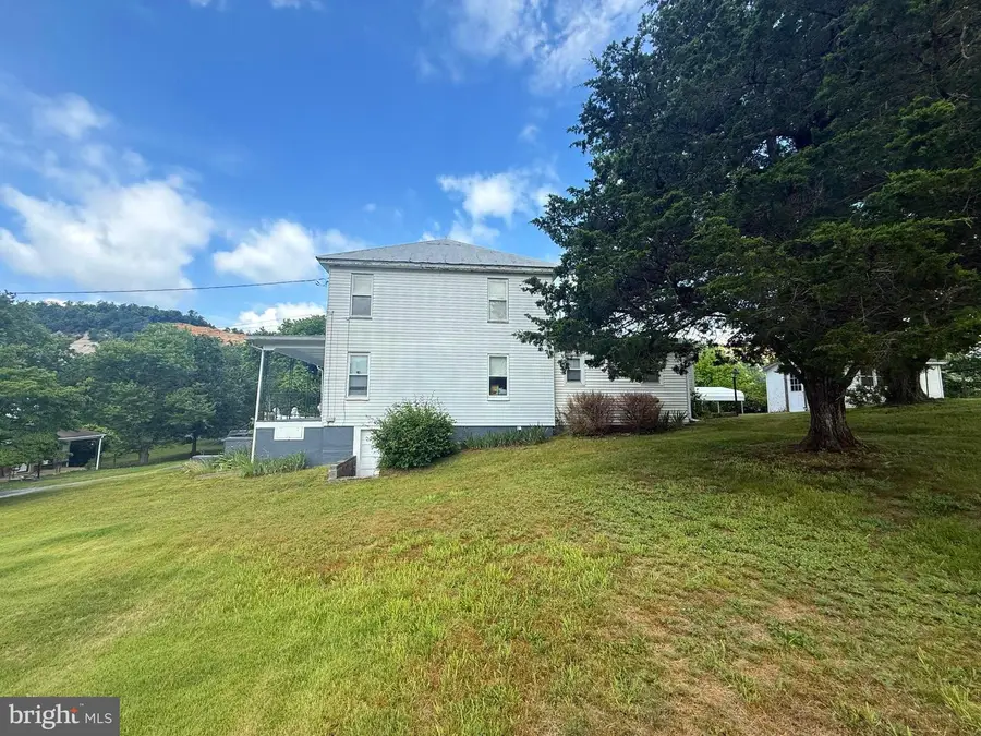9 Fox St, Berkeley Springs, WV 25411 - #3