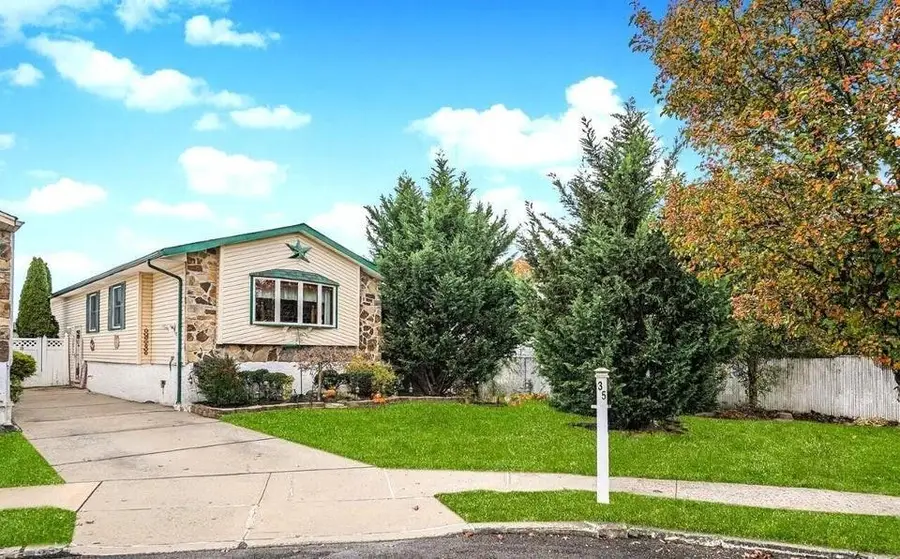 35 Nutwood Court, Staten Island, NY 10308 - Image #2