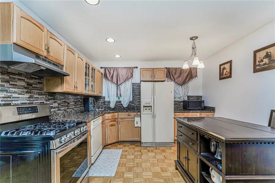 121 Clark Lane, Staten Island, NY 10304 - Image #2