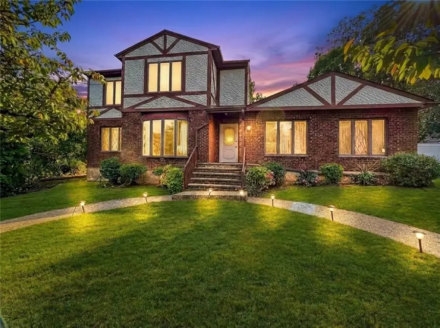 282 Boscombe Avenue, Staten Island, NY 10309 - Image #2