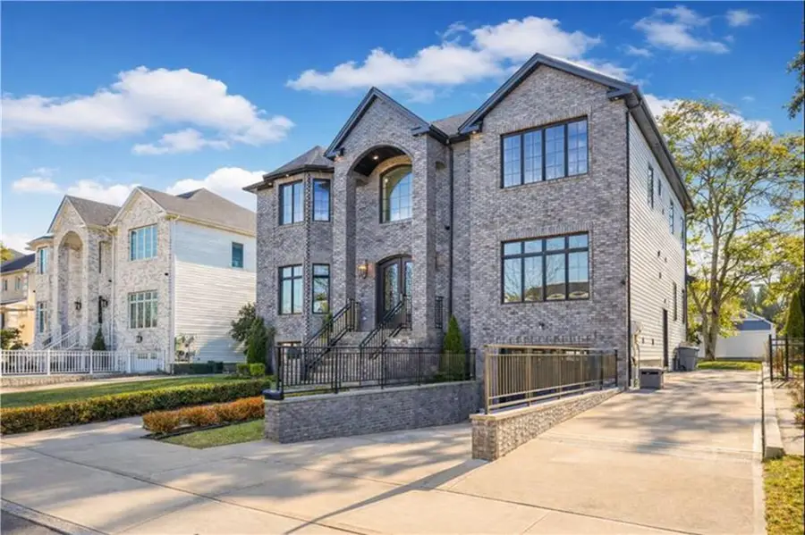 946 Edgegrove Avenue, Staten Island, NY 10309 - Image #2