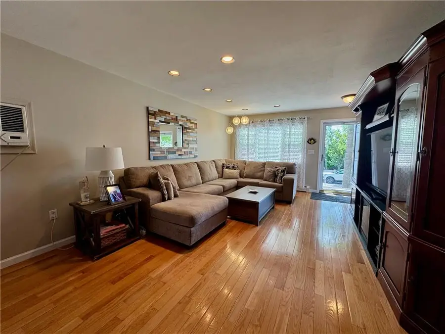 28 South Railroad Avenue, Staten Island, NY 10305 - #3
