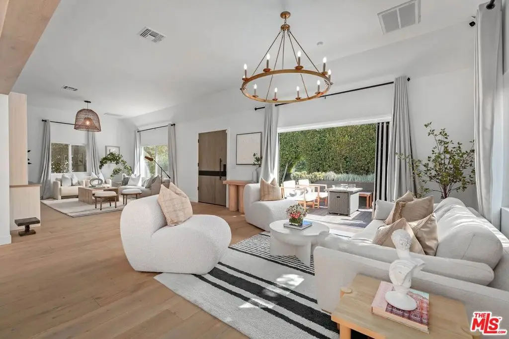 1155 S Rimpau Boulevard, Los Angeles, CA 90019 - Image #1