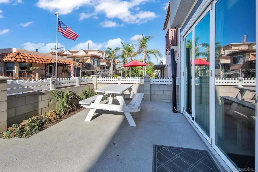 717 721 Island Ct, San Diego, CA 92109 - Image #2