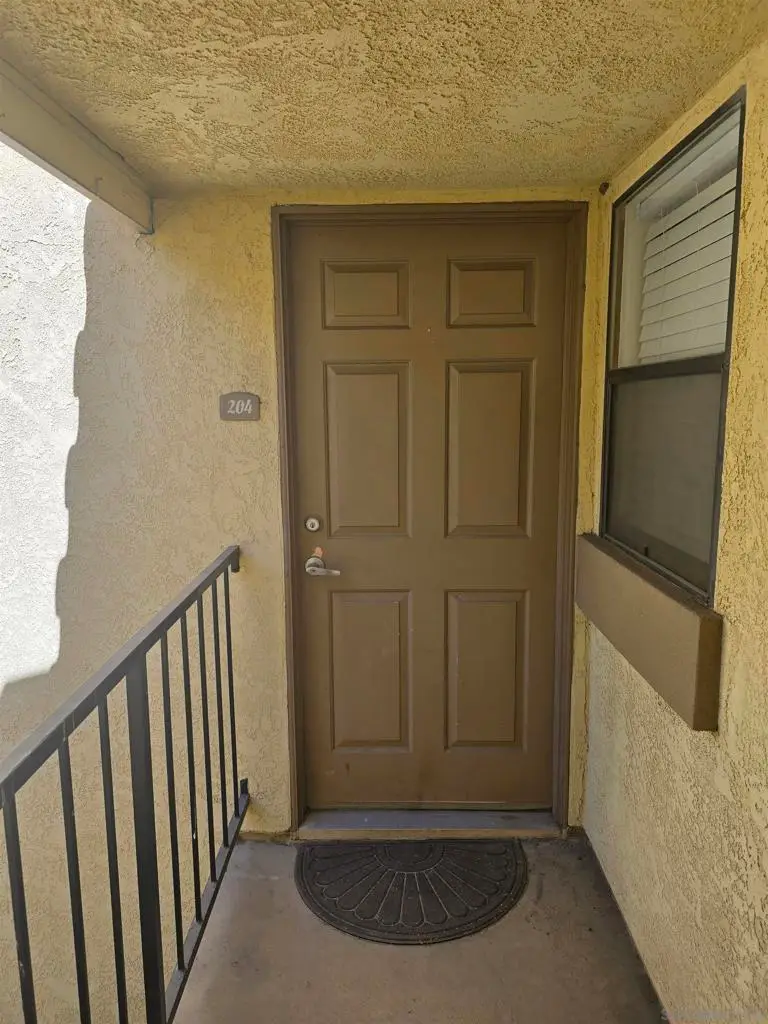 1130 W Blaine St #204, Riverside, CA 92507 - Image #2