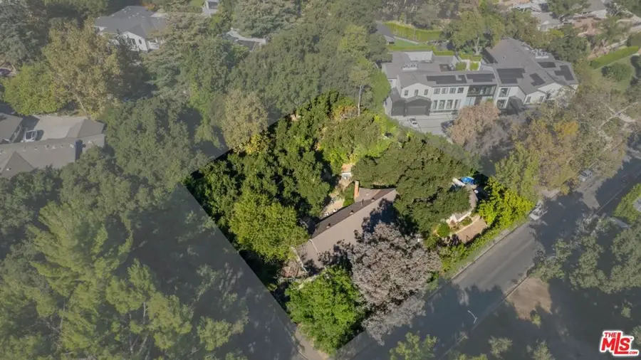 16055 Woodvale Road, Encino, CA 91436 - Image #2