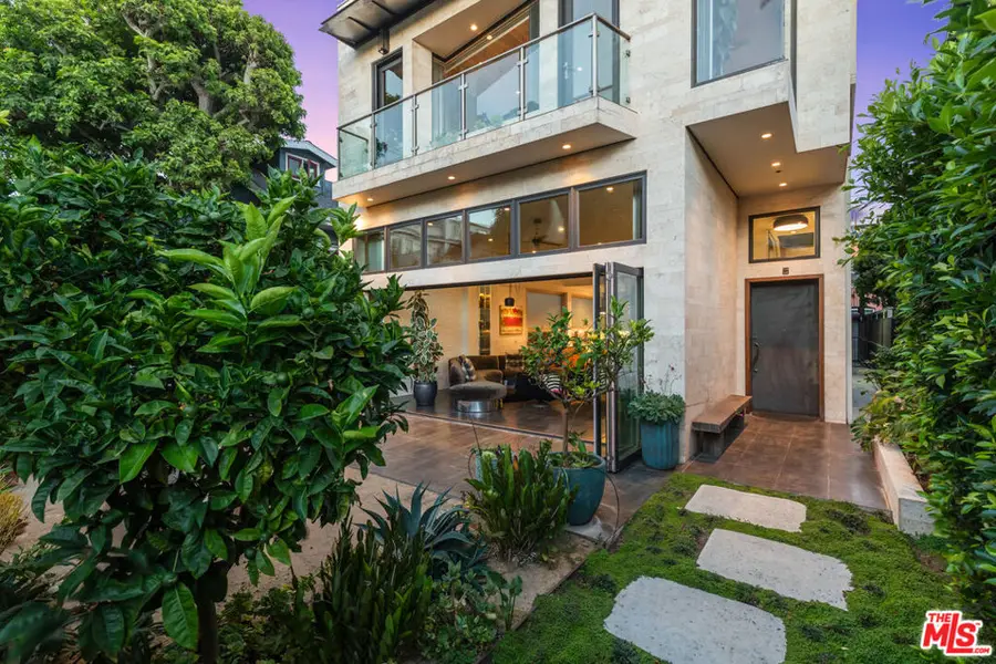 24 Clubhouse Avenue, Venice, CA 90291 - Image #2