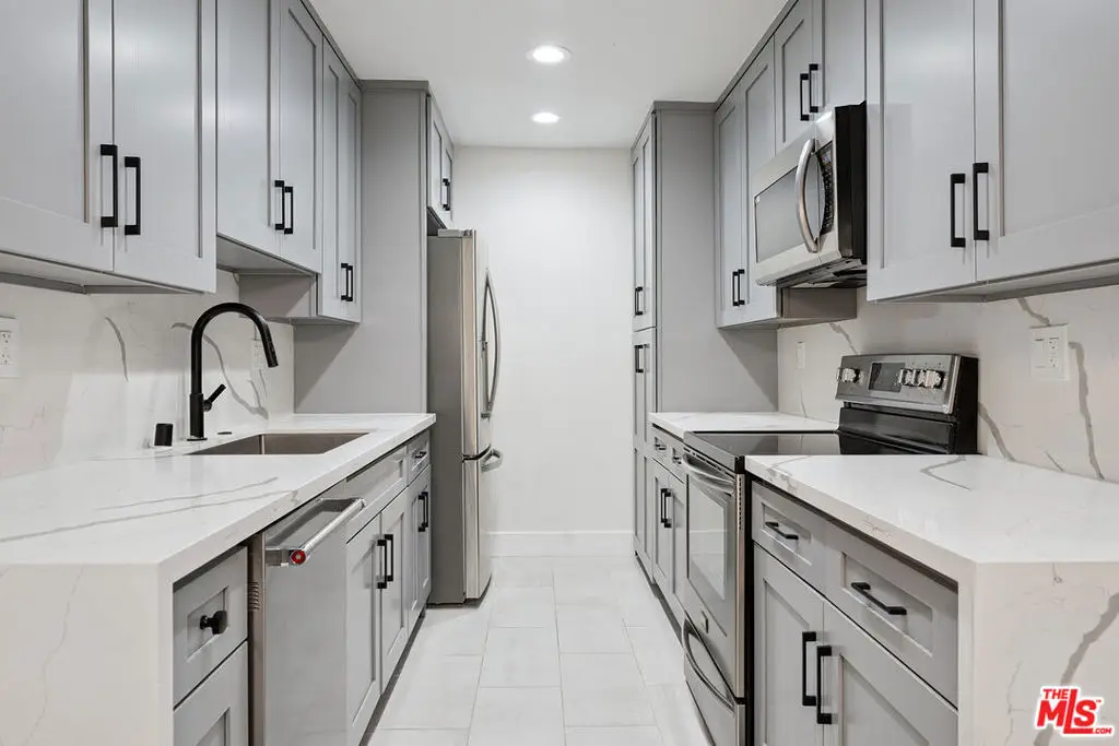 5400 Newcastle Avenue #2, Encino, CA 91316 - Image #1