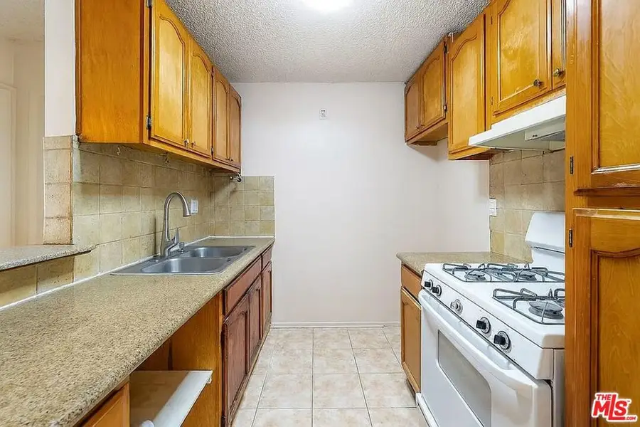 18620 Hatteras Street #166, Tarzana, CA 91356 - Image #2