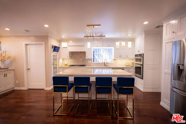 6449 Radford Avenue, North Hollywood, CA 91606