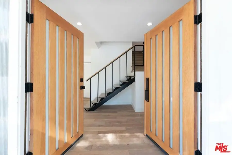 23201 Oxnard Street, Woodland Hills, CA 91367 - Image #2