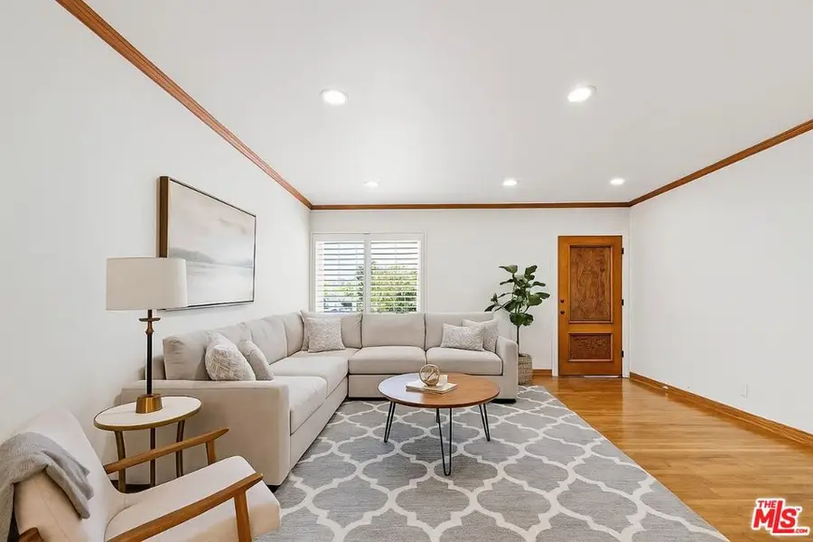 5822 Lindley Avenue, Encino, CA 91316 - Image #2