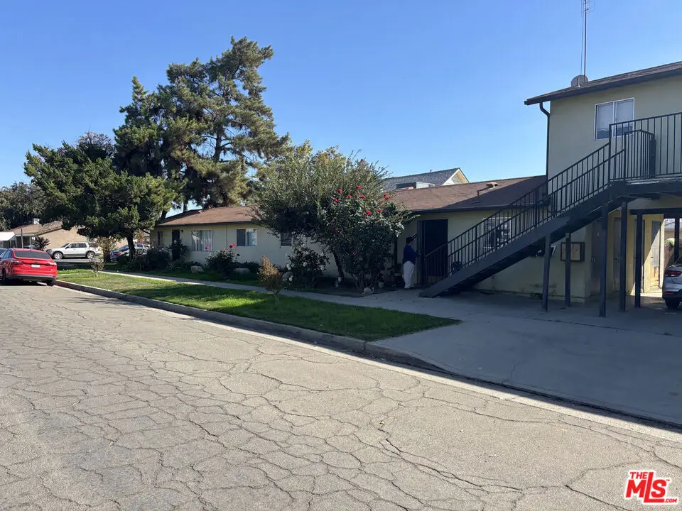 303 W Kern Avenue, Tulare, CA 93274 - Image #1