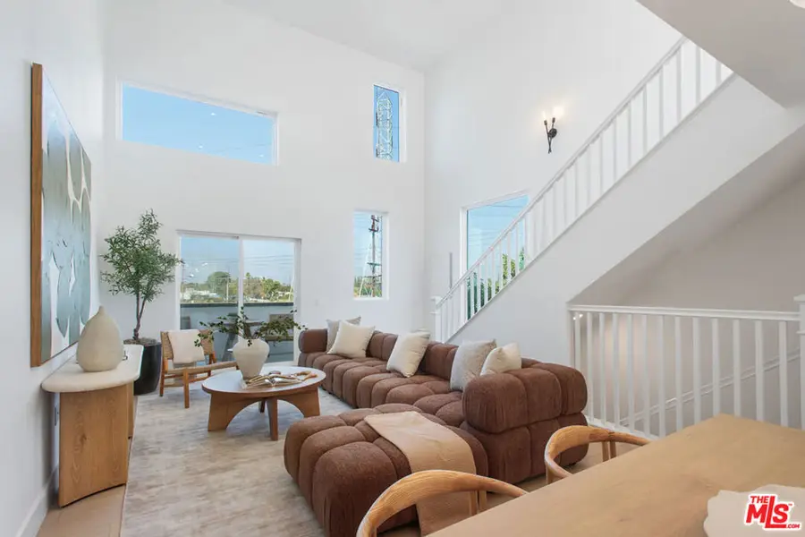 11210 Victory Boulevard, North Hollywood, CA 91606 - Image #2