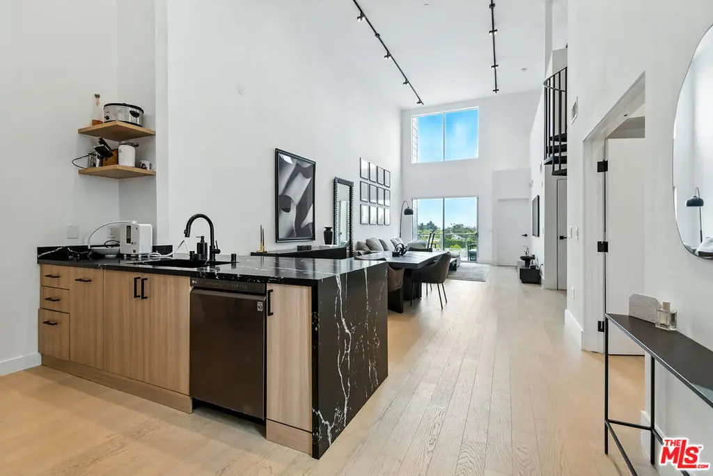 4211 Redwood Avenue #402, Los Angeles, CA 90066 - Image #1