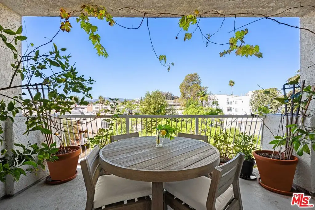 11918 Kiowa Avenue #302, Los Angeles, CA 90049 - Image #1