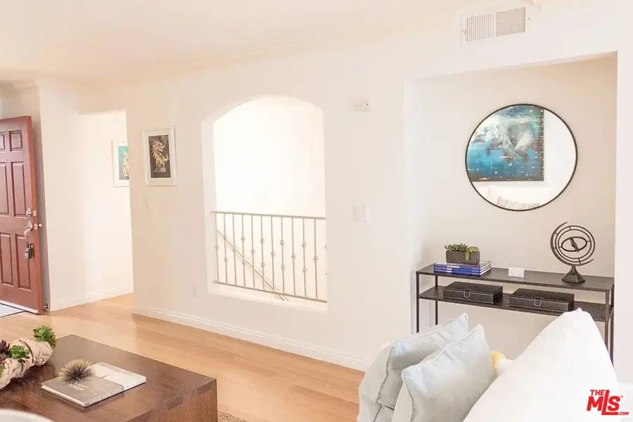 1154 S Barrington Avenue #109, Los Angeles, CA 90049 - Image #2