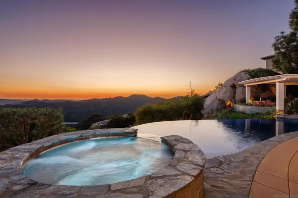 29166 Meadow Glen Way West, Escondido, CA 92026