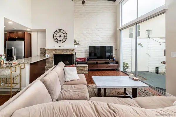 2544 Navarra Dr #4, Carlsbad, CA 92009