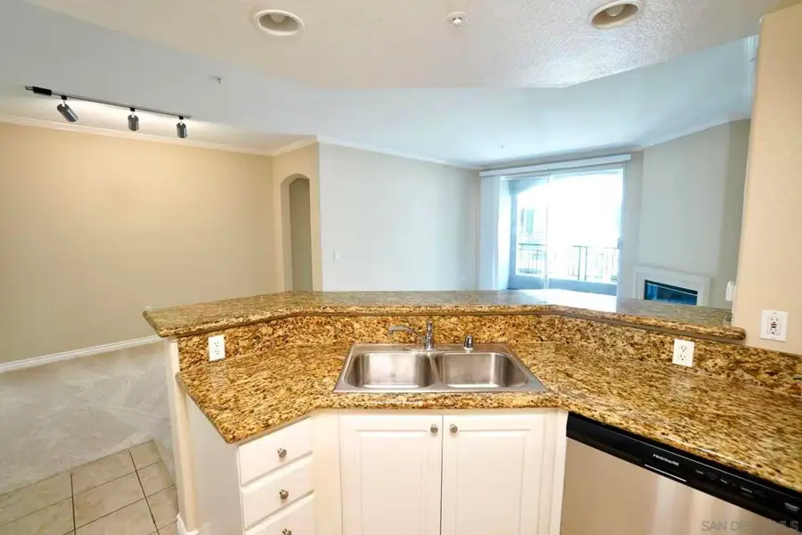 4165 Executive #F304, La Jolla, CA 92037 - #3