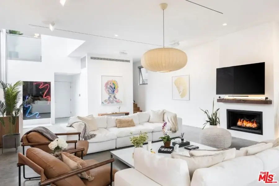 17 N Venice Boulevard, Venice, CA 90291 - Image #2