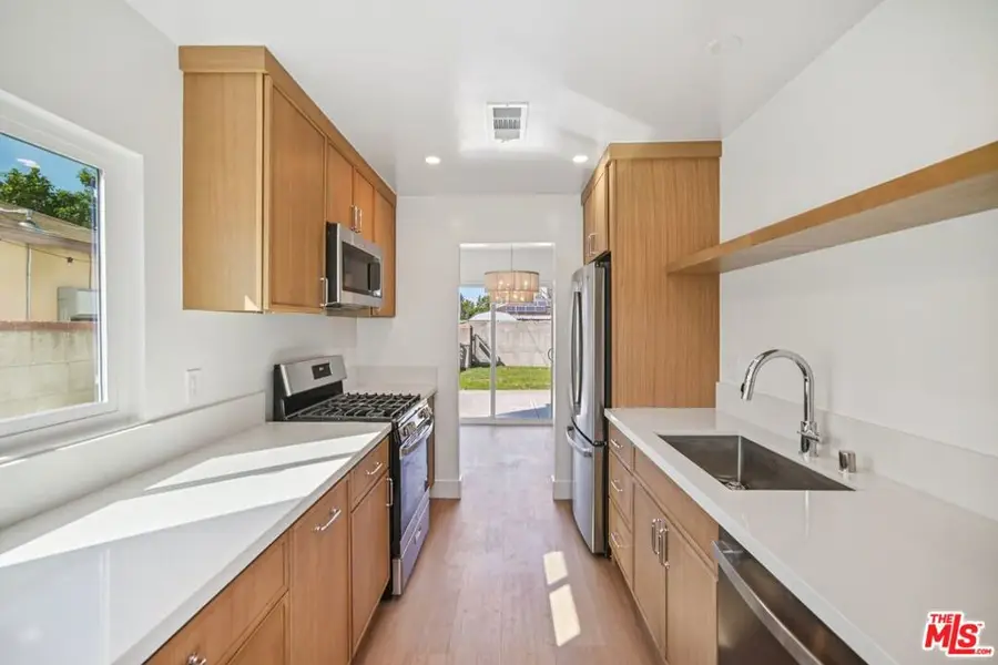 8061 Hesperia Avenue, Reseda, CA 91335 - #3