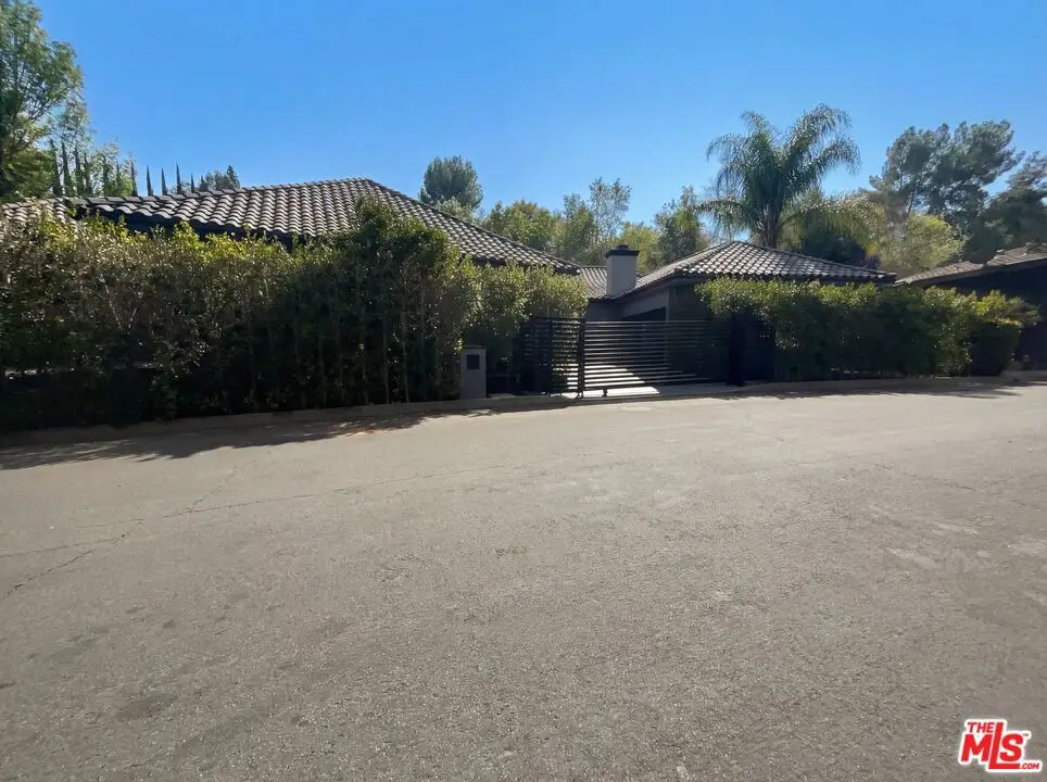 4900 Queen Victoria Road, Woodland Hills, CA 91364 - #1