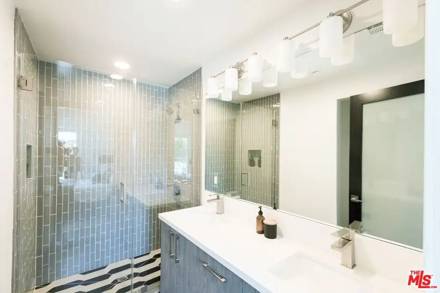 14827 Victory Boulevard, Van Nuys, CA 91411 - #3