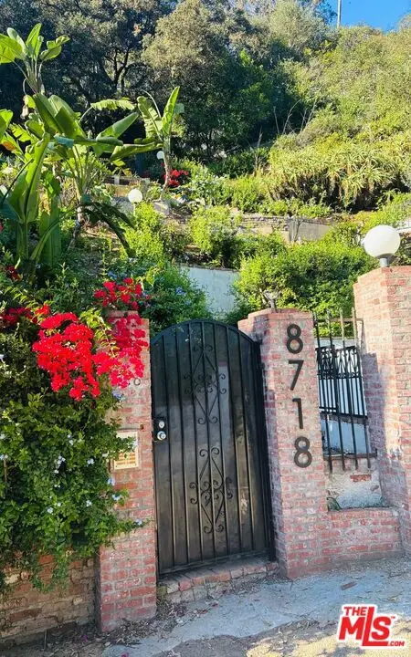 8718 Crescent Drive, Los Angeles, CA 90046