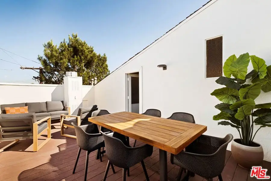 725 S Barrington Avenue #301, Los Angeles, CA 90049 - #2