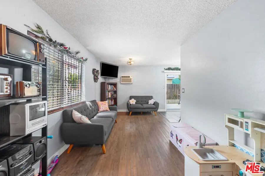 11477 Amboy Avenue, San Fernando, CA 91340 - #3