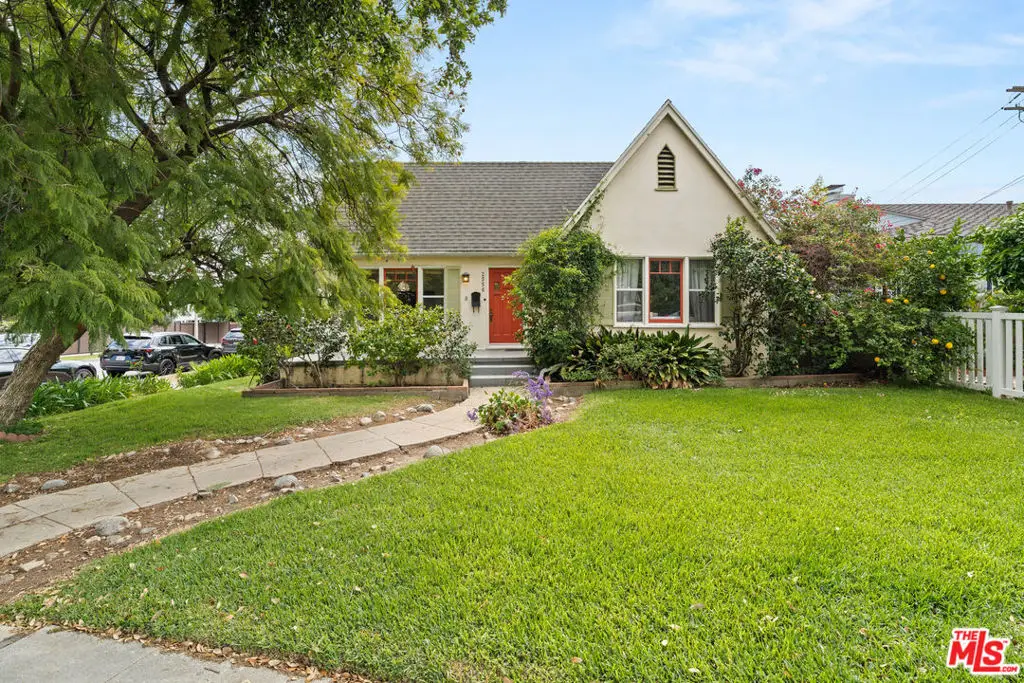 2556 E Villa Street, Pasadena, CA 91107 - #1