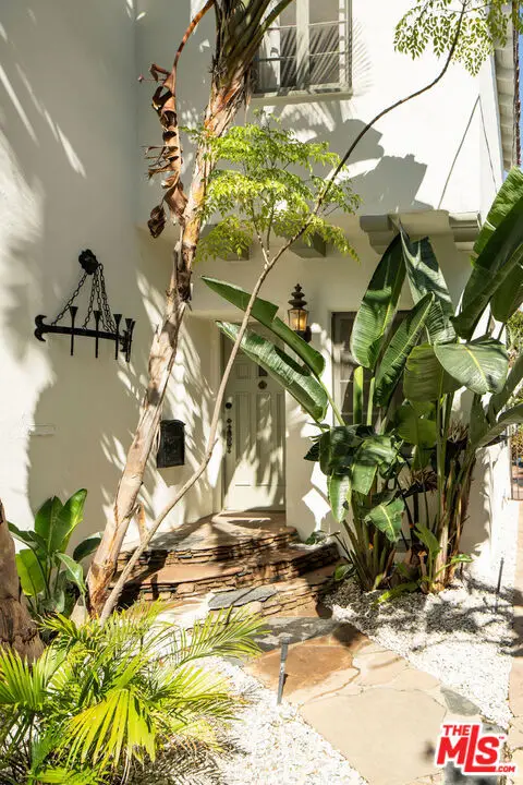 2320 N Beachwood Drive, Los Angeles, CA 90068