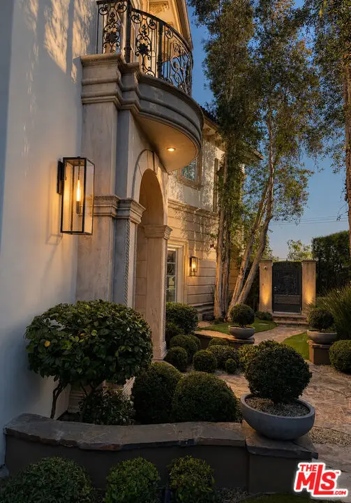 2680 Bowmont Drive, Beverly Hills, CA 90210