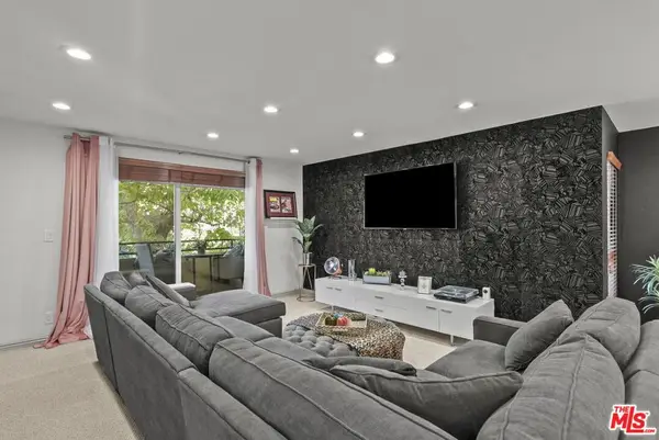 6752 Hillpark Drive #202, Los Angeles, CA 90068