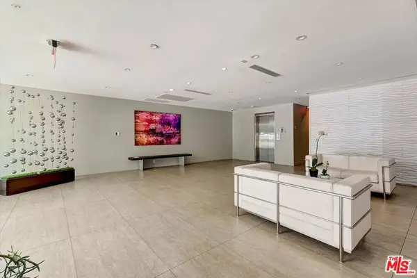 11657 Chenault Street #202, Los Angeles, CA 90049