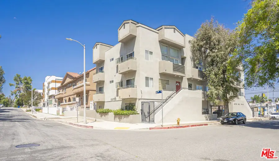 22705 Del Valle Street, Woodland Hills, CA 91364 - #2