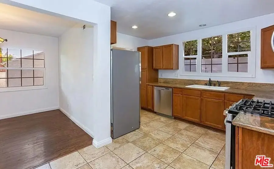 19604 Victory Boulevard, Tarzana, CA 91335 - #3