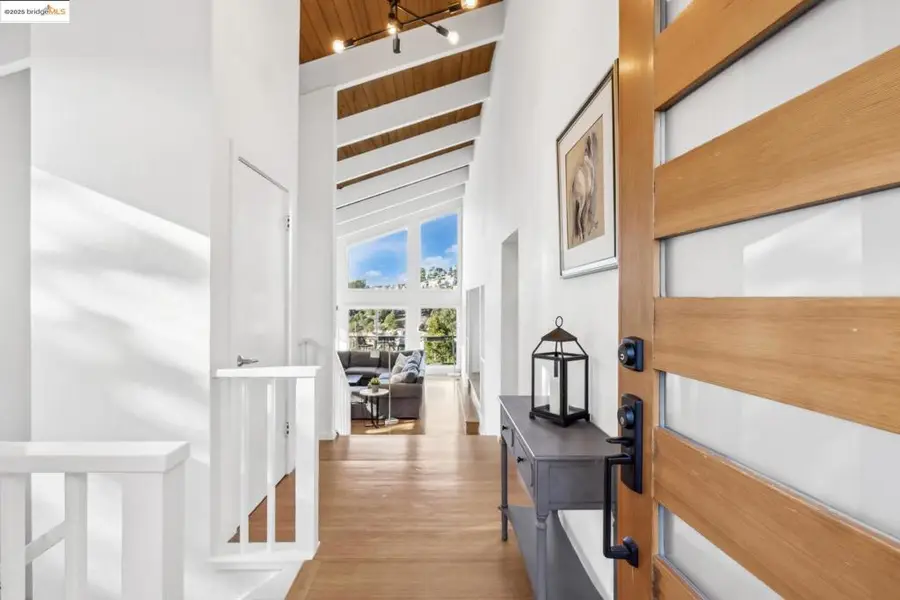 58 Villanova Dr, Oakland, CA 94611 - Image #2