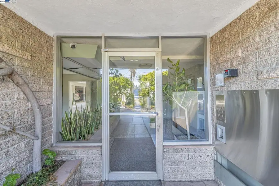 3877 Howe St #106, Oakland, CA 94611 - Image #2