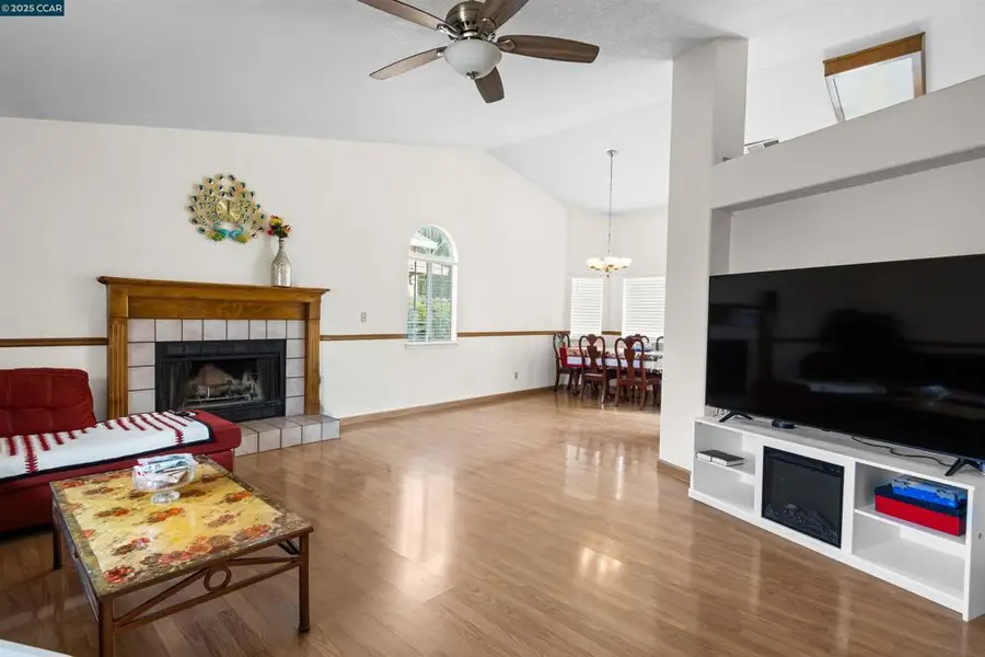 947 Burlwood Ct, Los Banos, CA 93635 - Image #2