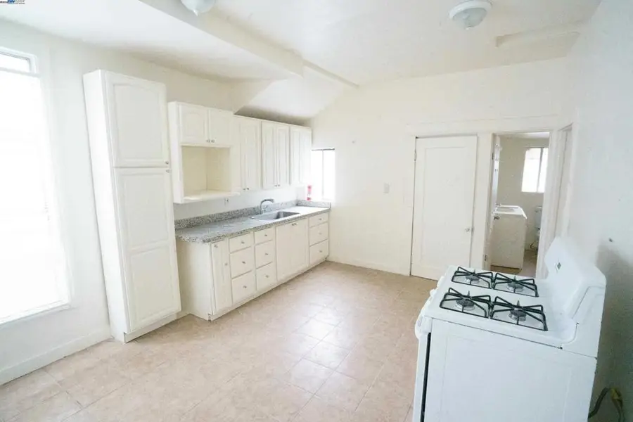 866 Isabella St, Oakland, CA 94607 - Image #2