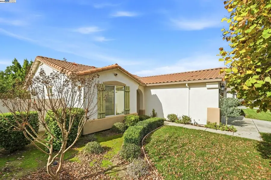 2443 Plumcreek Ln, Manteca, CA 95336 - Image #2