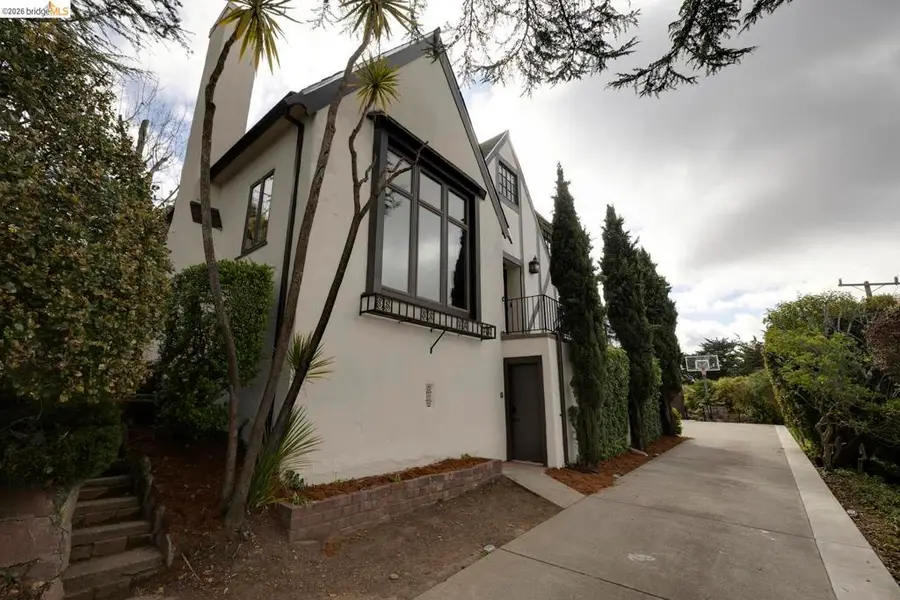 6344 6344 Snake Rd, Oakland, CA 94611 - #3