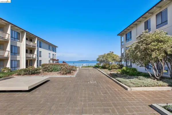 9 Commodore Dr #A207, Emeryville, CA 94608