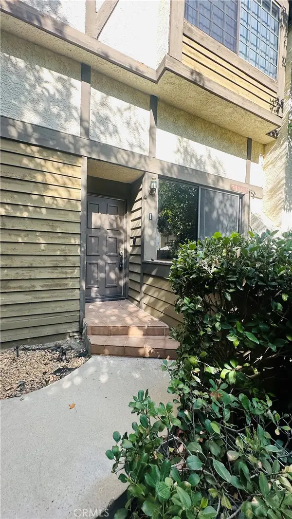 21145 Lassen, Chatsworth, CA 91311