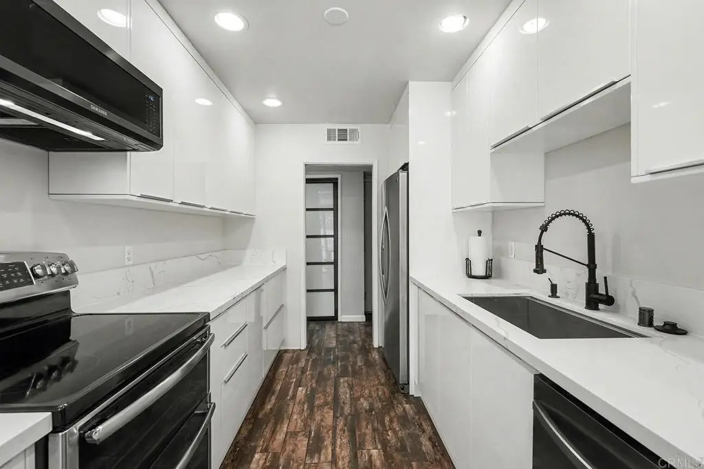 14141 Dickens Street #111, Sherman Oaks, CA 91423 - Image #1