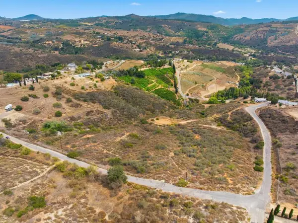 127 210-76/77 Rocking Horse, Escondido, CA 92026