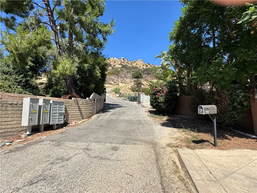 8 Thompson Avenue, Chatsworth, CA 91311 - #3